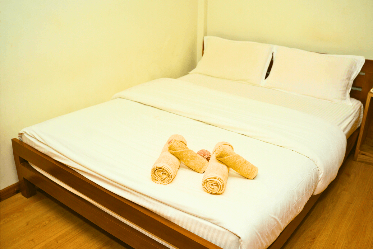 Doble bed room with attached bathroom