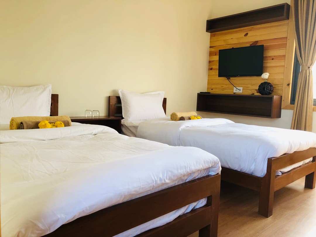 Twin room with attached bathroom image 4