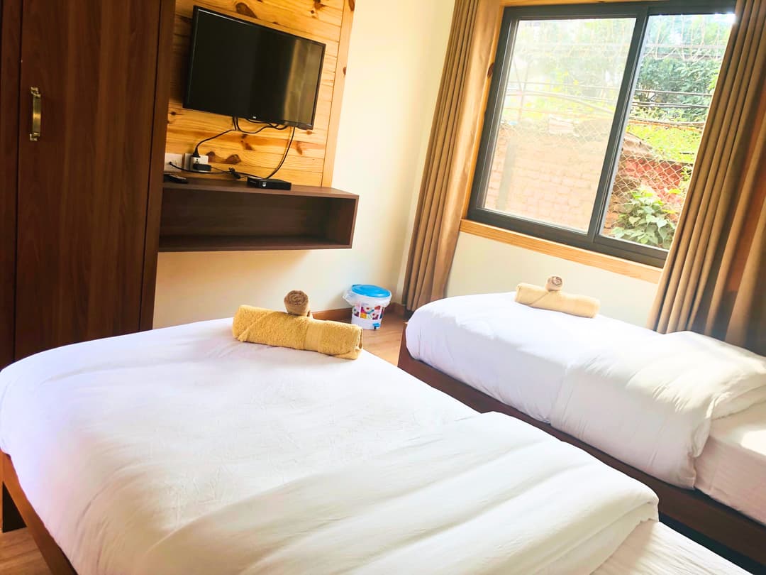 Twin room with common bathroom image 1