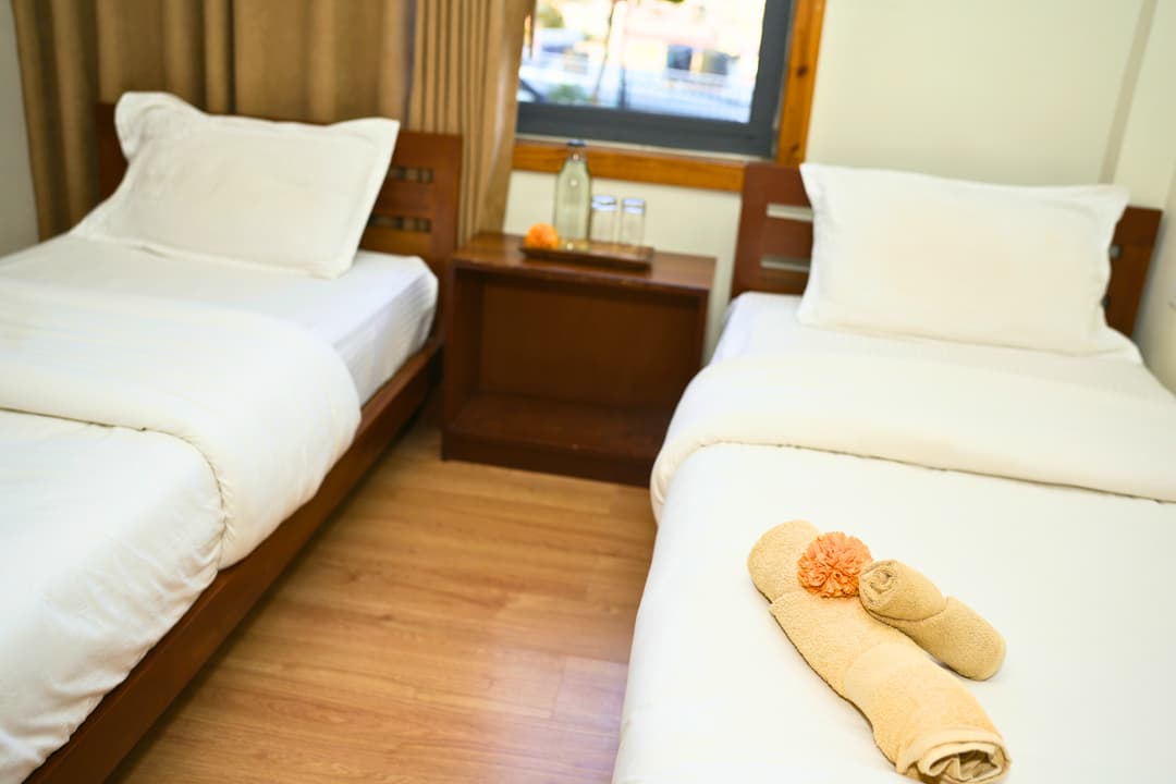 Twin room with common bathroom image 2